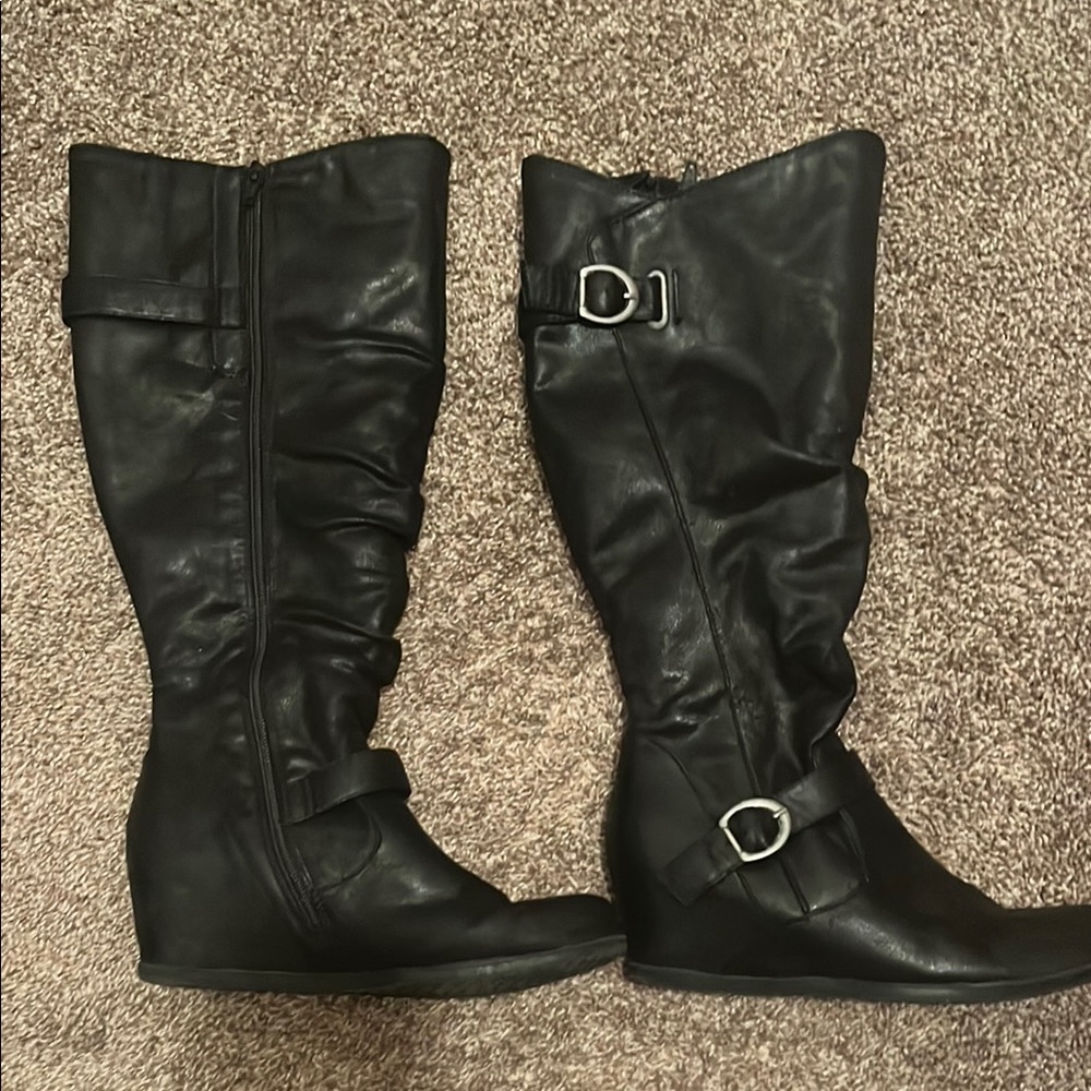 Bear traps Black Heeled Boots with Buckle Details